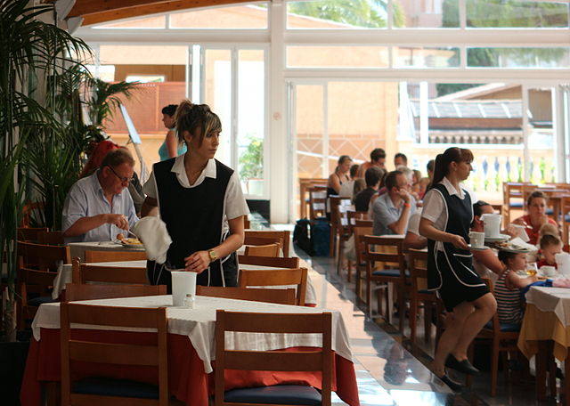 Top 8 công việc làm thêm cho du học sinh tại Đức - Phục vụ tại nhà hàng