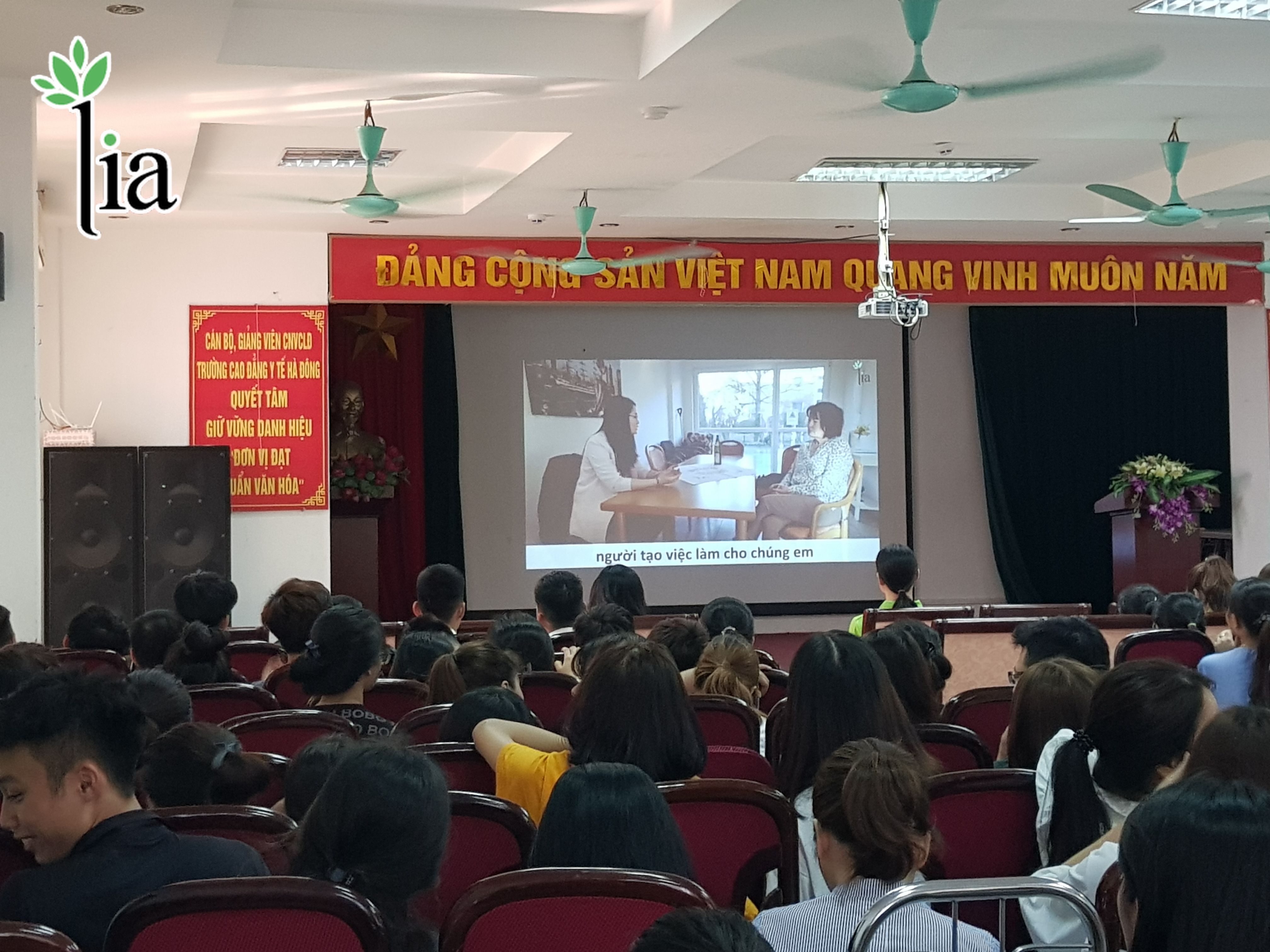 VICAT tổ chức thành công buổi Hội thảo tại trường Cao đẳng Y tế Hà Đông 2 Các sinh viên xem clip feedback của các học viên LIA sau khi sang Đức
