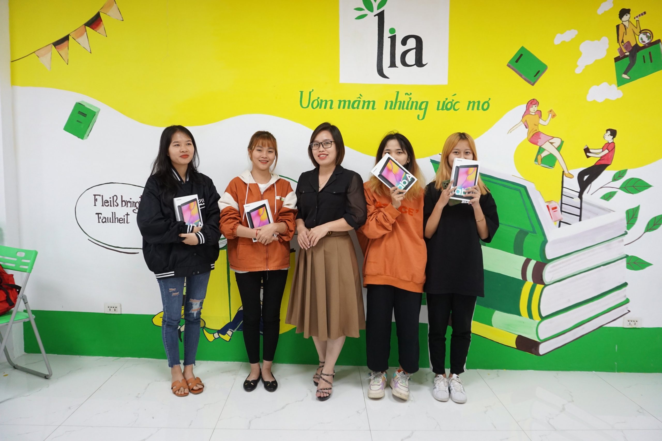 Học viên VICAT tưng bừng nhận thưởng Tablet 2 3 scaled