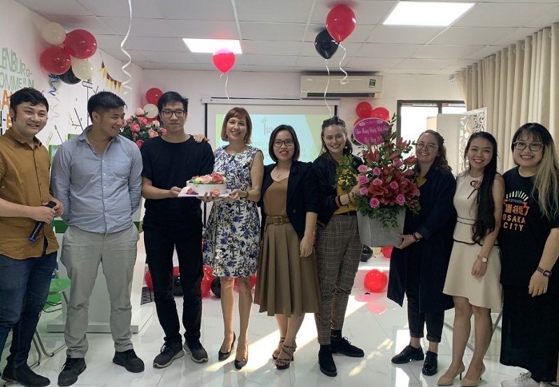 Chị Nguyễn Thị Hương - Phó giám đốc công ty LIA thay mặt trung tâm tặng bánh và hoa chúc mừng thầy cô nhân ngày 20/11
