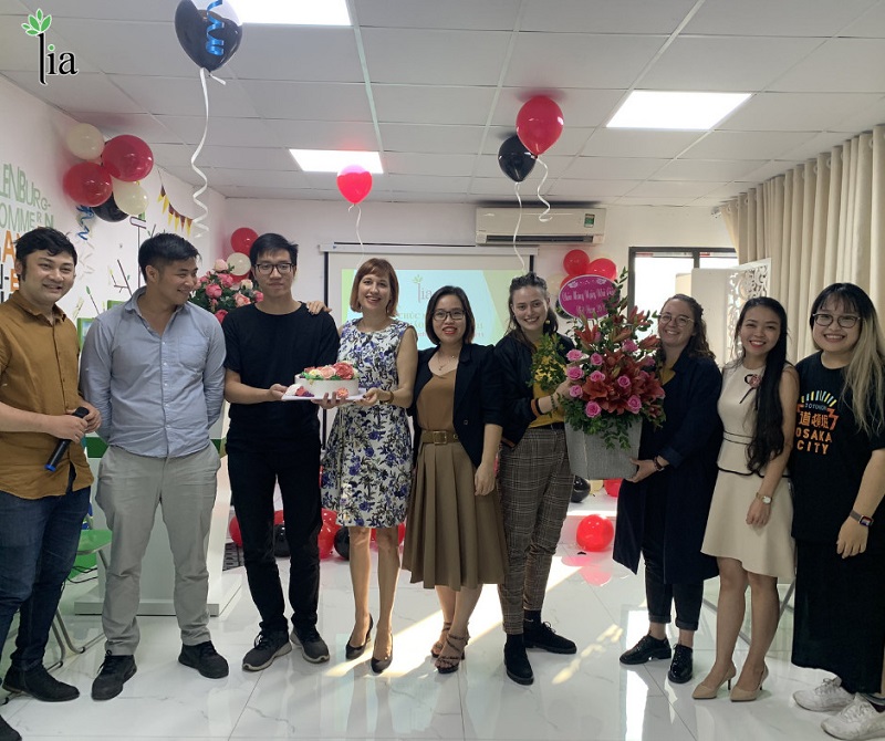 VICAT tổ chức tri ân thầy cô giáo nhân ngày 20/11 2 Chị Nguyễn Thị Hương - Phó giám đốc công ty LIA thay mặt trung tâm tặng bánh và hoa chúc mừng thầy cô nhân ngày 20/11