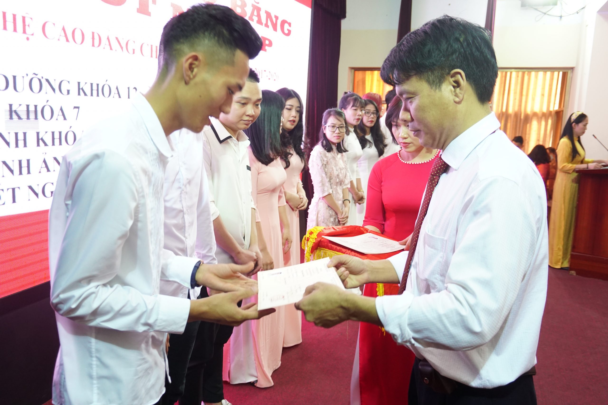 Thầy hiệu trưởng Phạm Vân Tân tận tay phát bằng cho các sinh viên 