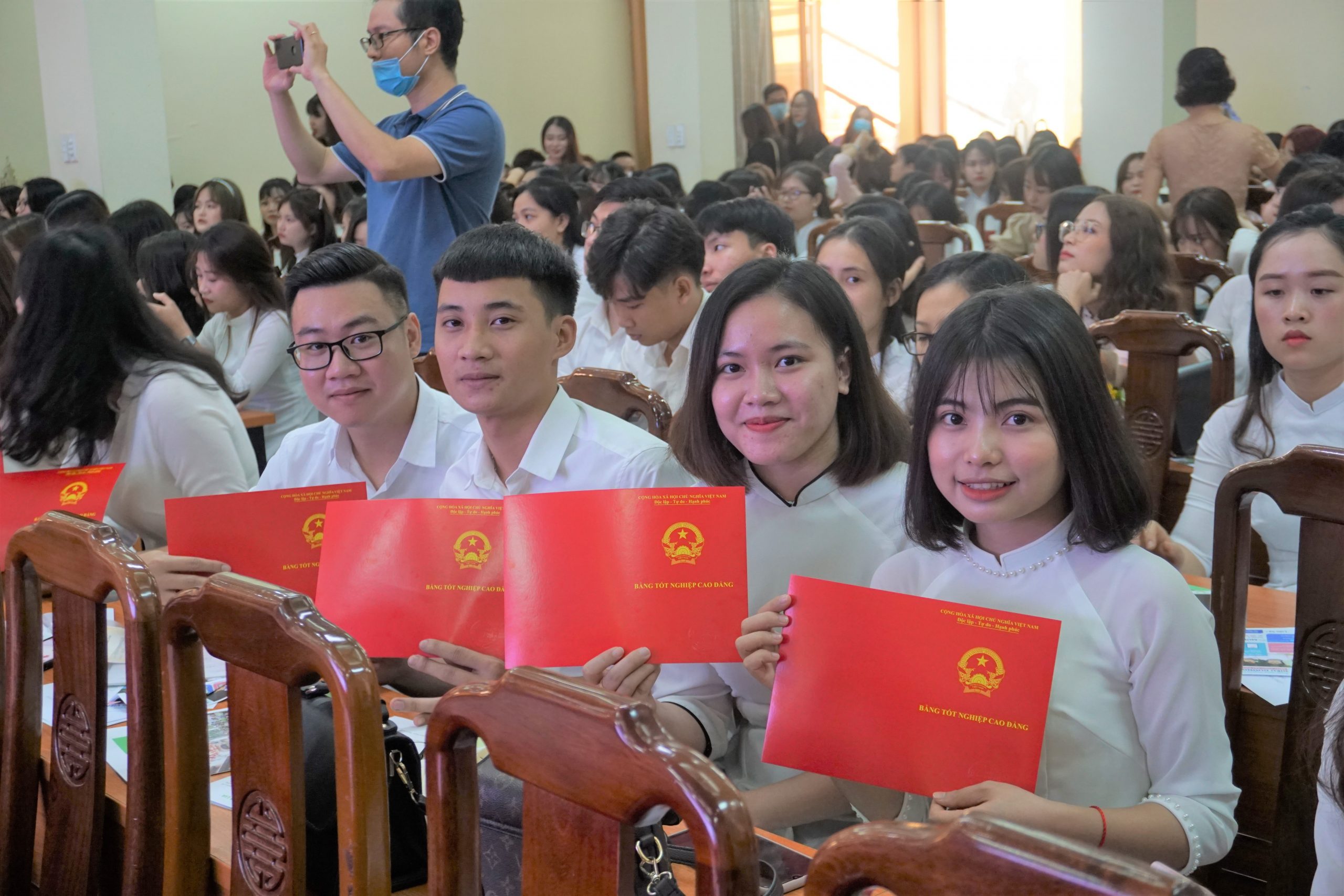 Tân cử nhân của trường Cao đẳng Y tế Hà Nội rạng rỡ trong ngày tốt nghiệp 