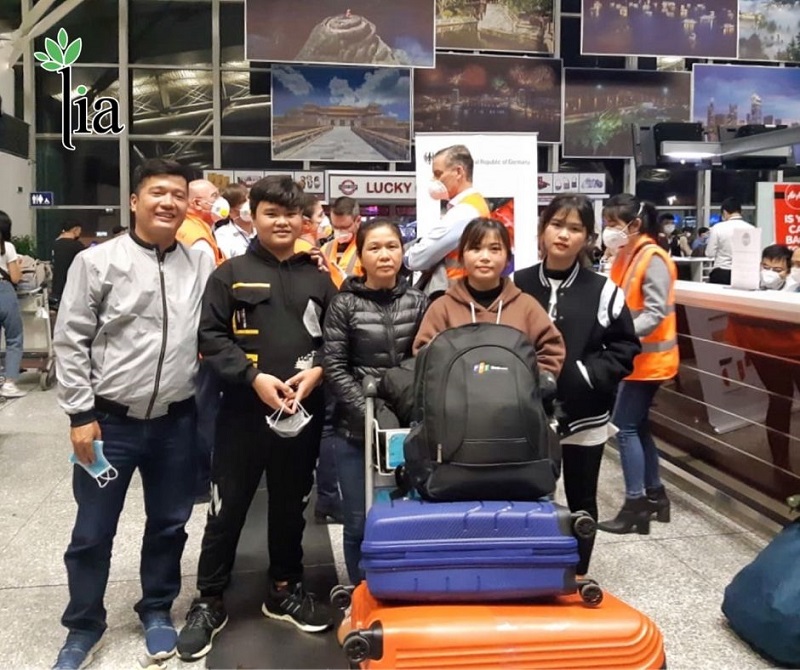 Tuyển sinh kỳ bay tháng 1 năm 2021 2 Bạn Dung - học viên LIA chụp ảnh cùng gia đình trong chuyến bay lịch sử vì Dung là người Việt duy nhất được Đại sứ quán Đức tại Hà Nội giúp đỡ bay sang Đức chung với chuyến bay hồi hương của công dân Đức vào ngày 07/04/2020.