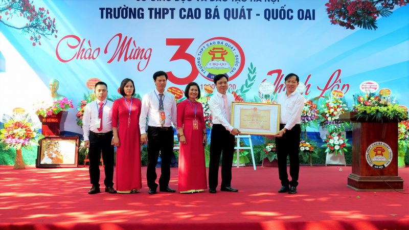 Về với ngôi trường mang tên danh nhân Cao Bá Quát - Hướng nghiệp tại trường THPT Cao Bá Quát, Quốc Oai, HN 2 Thầy hiệu trưởng Nguyễn Danh Chiến và các thầy cô ban giám hiệu trường THPT Cao Bá Quát đón nhận Bằng đạt Chuẩn Quốc Gia vào sáng 14/11/2020. Ảnh: Pháp luật và Thời đại