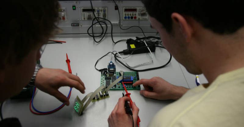 Trong quá trình học nghề Cơ khí điện tử tại Đức, học viên sẽ được nhận lương từ 969 – 1.200 euro/tháng trong suốt thời gian học nghề.