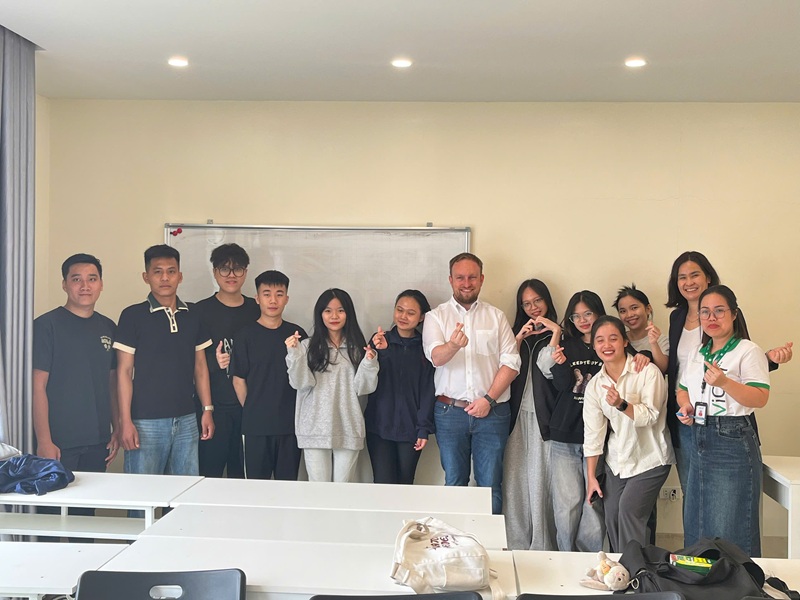 Đối tác Đức Trực Tiếp Phỏng Vấn Học Viên Vicat tại Việt Nam 5 z7142973146668 94d4d36ec4576550d36864b6a8d3f181