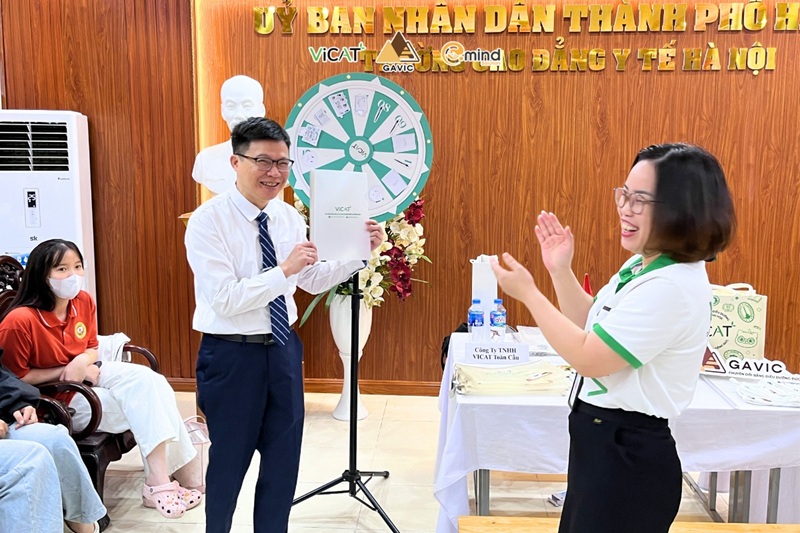 Thầy Nguyễn Thanh Phong - Phó hiệu trưởng trường Cao đẳng Y tế Hà Nội tại phòng tư vấn của Vicat