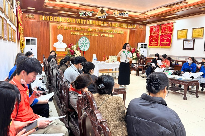 Sinh viên tìm hiểu về dự án GAVIC - Chuyển đổi bằng điều dưỡng tại phòng tư vấn của Vicat