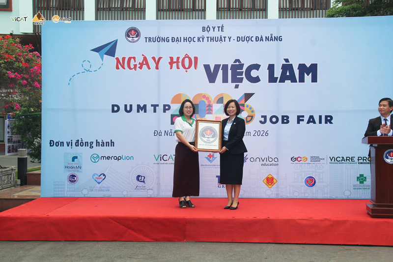ThS Nguyễn Thị Hương - Giám đốc điều hành VICAT gửi tặng trường ĐH Kỹ thuật Y Dược Đà Nẵng bức tranh gạo mang hình logo trường