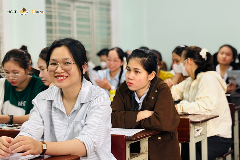 Phương Thảo (Học viên lớp GAVIC 3C, cựu sinh viên nhà trường) trực tiếp chia sẻ với sinh viên về trải nghiệm khi tham gia dự án GAVIC - Chuyển đổi bằng điều dưỡng Đức
