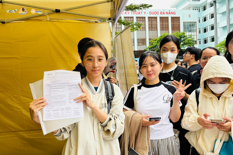 Sinh viên điều dưỡng tìm hiểu chương trình Chuyển đổi bằng điều dưỡng Đức tại gian hàng Vicat