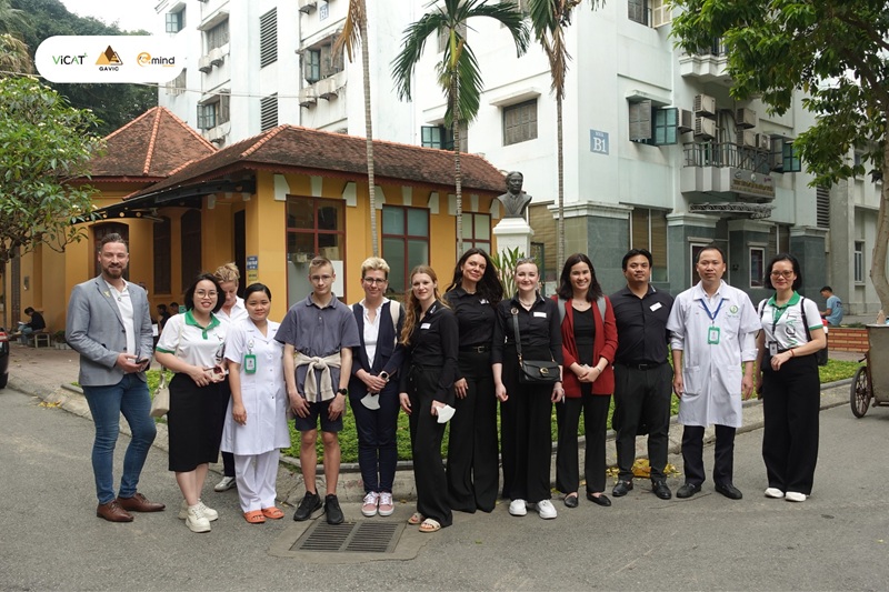 Vicat cùng đoàn đối tác Đức tại bệnh viện hữu nghị Việt - Đức