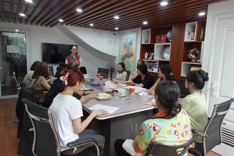 5 điều phụ huynh cần lưu ý trước khi ký hợp đồng du học nghề Điều dưỡng Đức 3 Một buổi phụ huynh đến tìm hiểu và nghe tư vấn chương trình Du học nghề điều dưỡng Đức tại Vicat